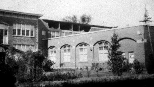 Dommages à une école, exterior